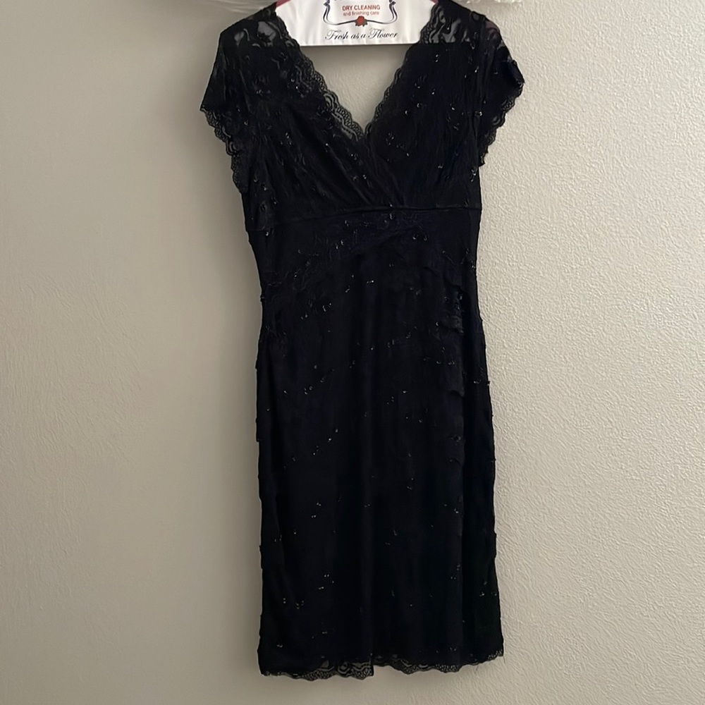 Black sleeveless lace dress
